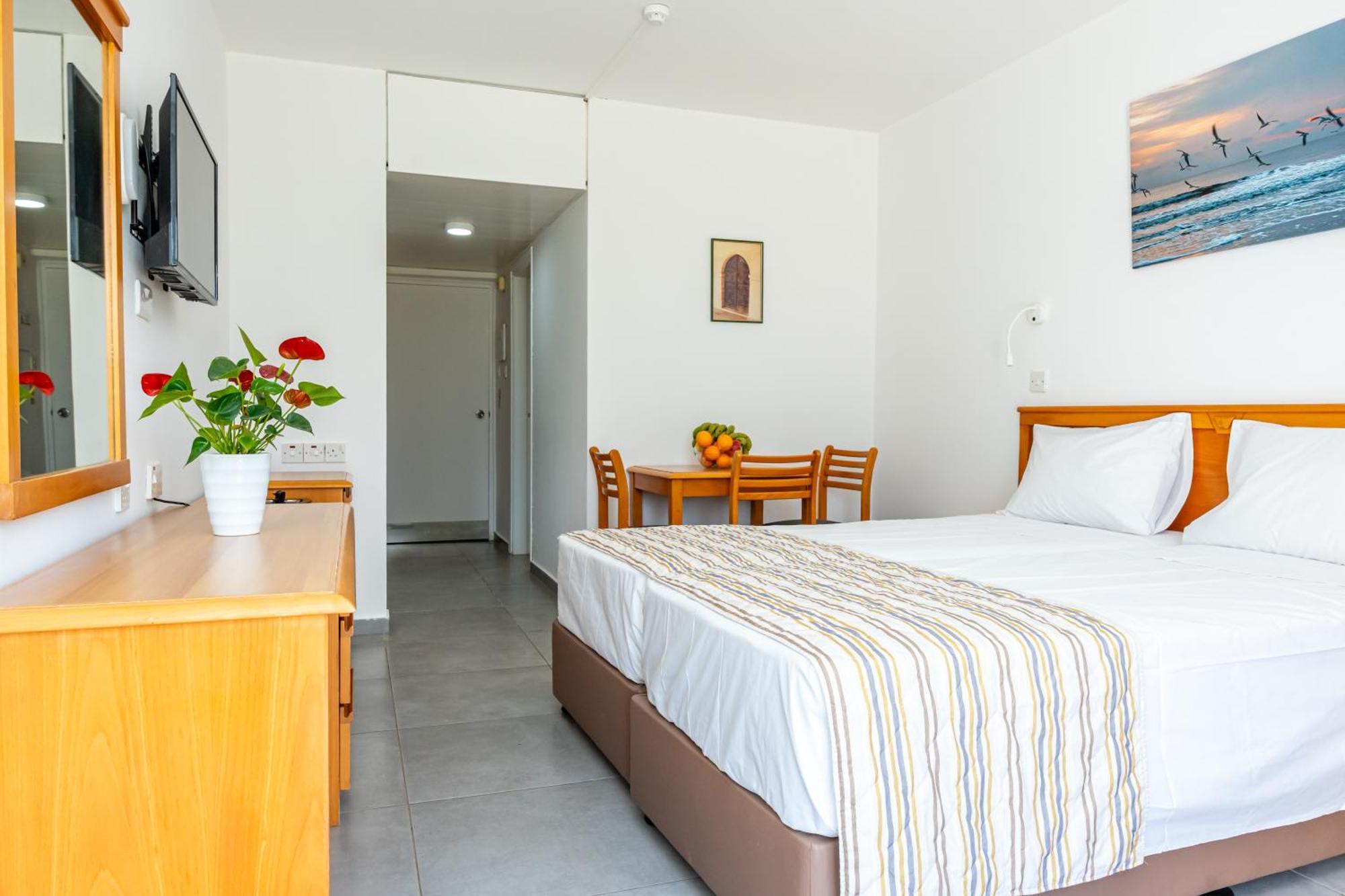 Helios Bay Hotel And Suites Klorakas Rum bild