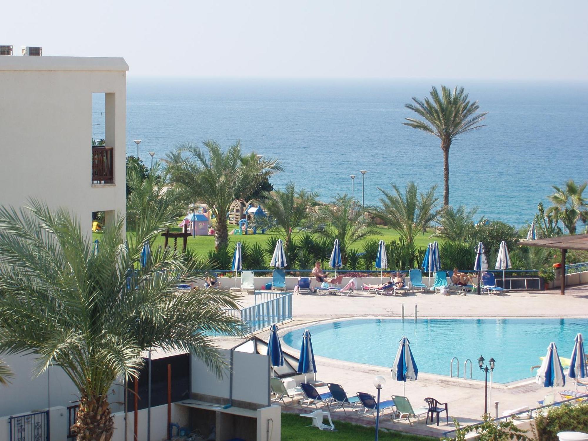Helios Bay Hotel And Suites Paphos Exteriör bild