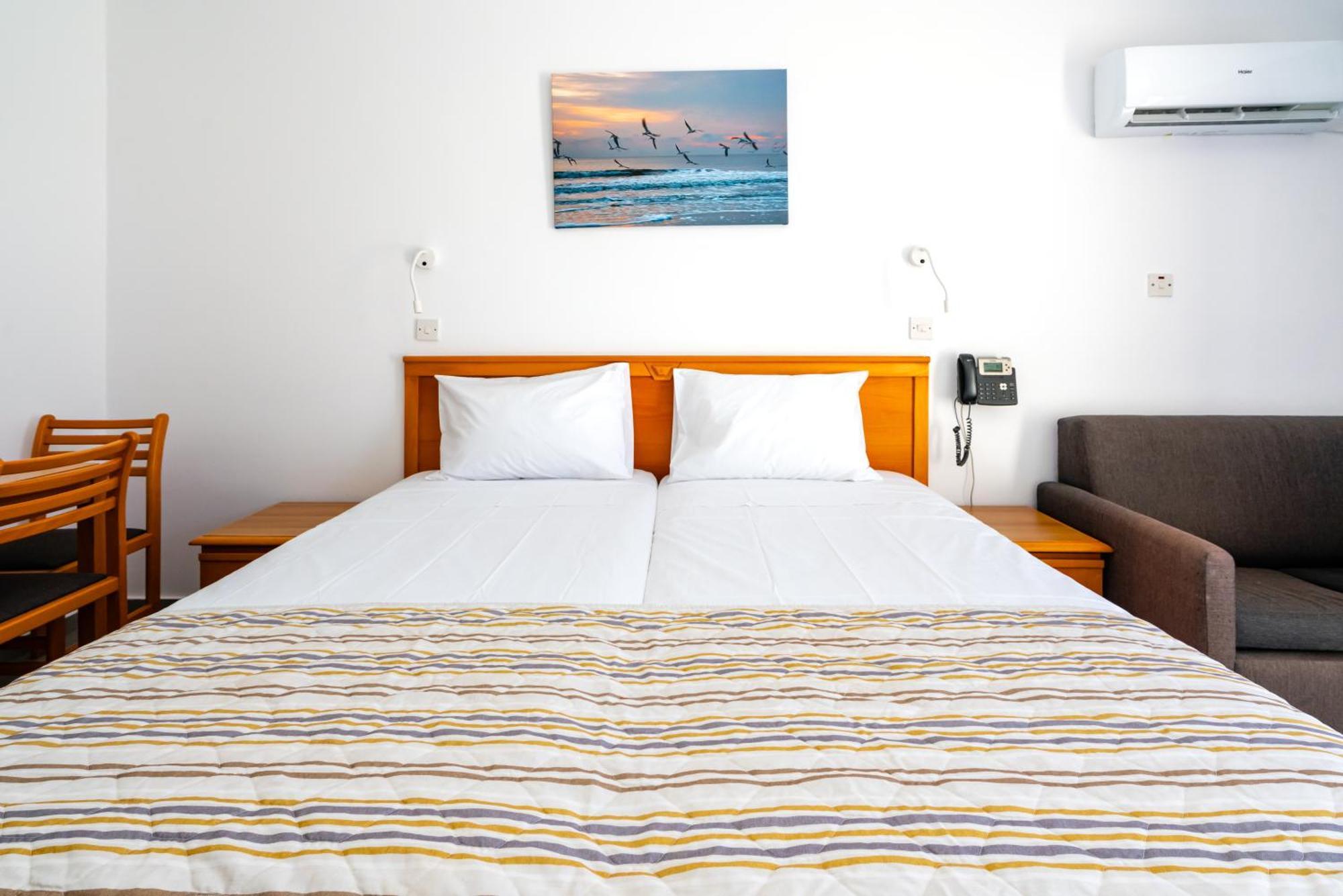 Helios Bay Hotel And Suites Klorakas Rum bild