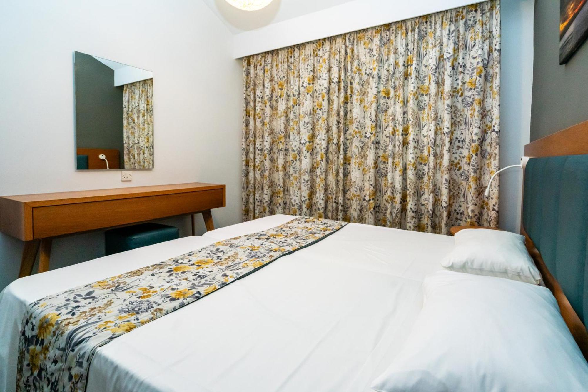 Helios Bay Hotel And Suites Klorakas Rum bild
