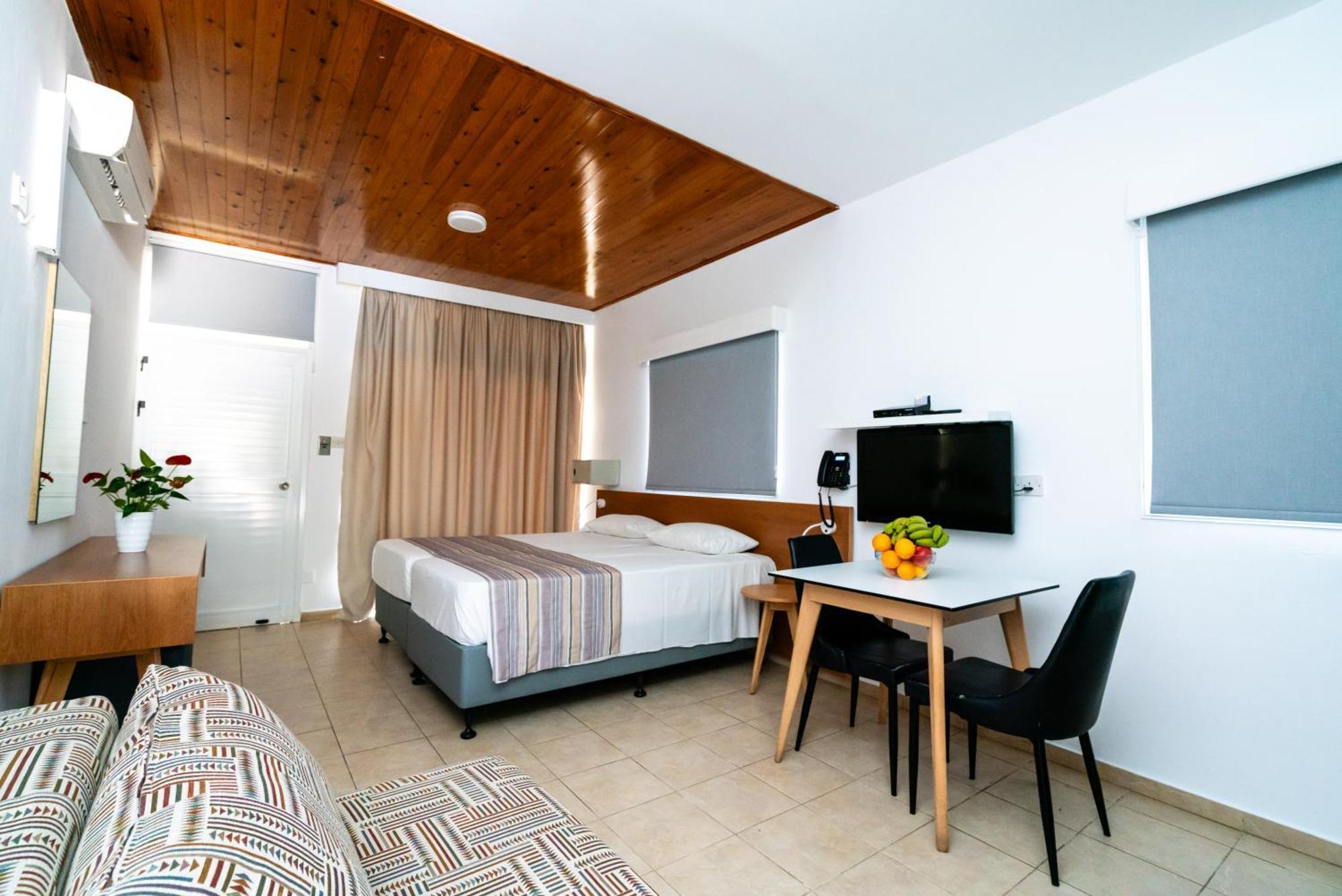 Helios Bay Hotel And Suites Klorakas Exteriör bild