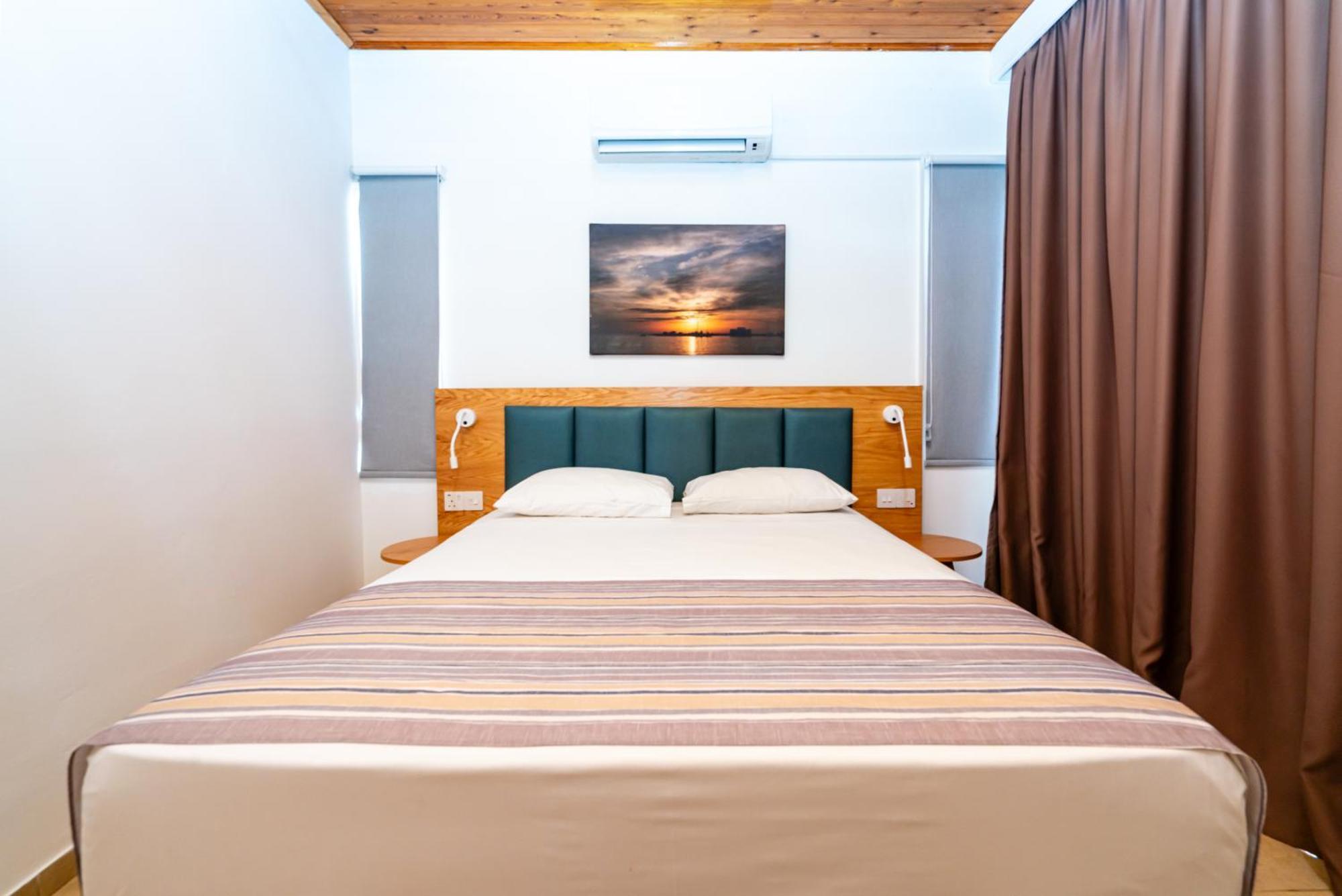 Helios Bay Hotel And Suites Klorakas Exteriör bild