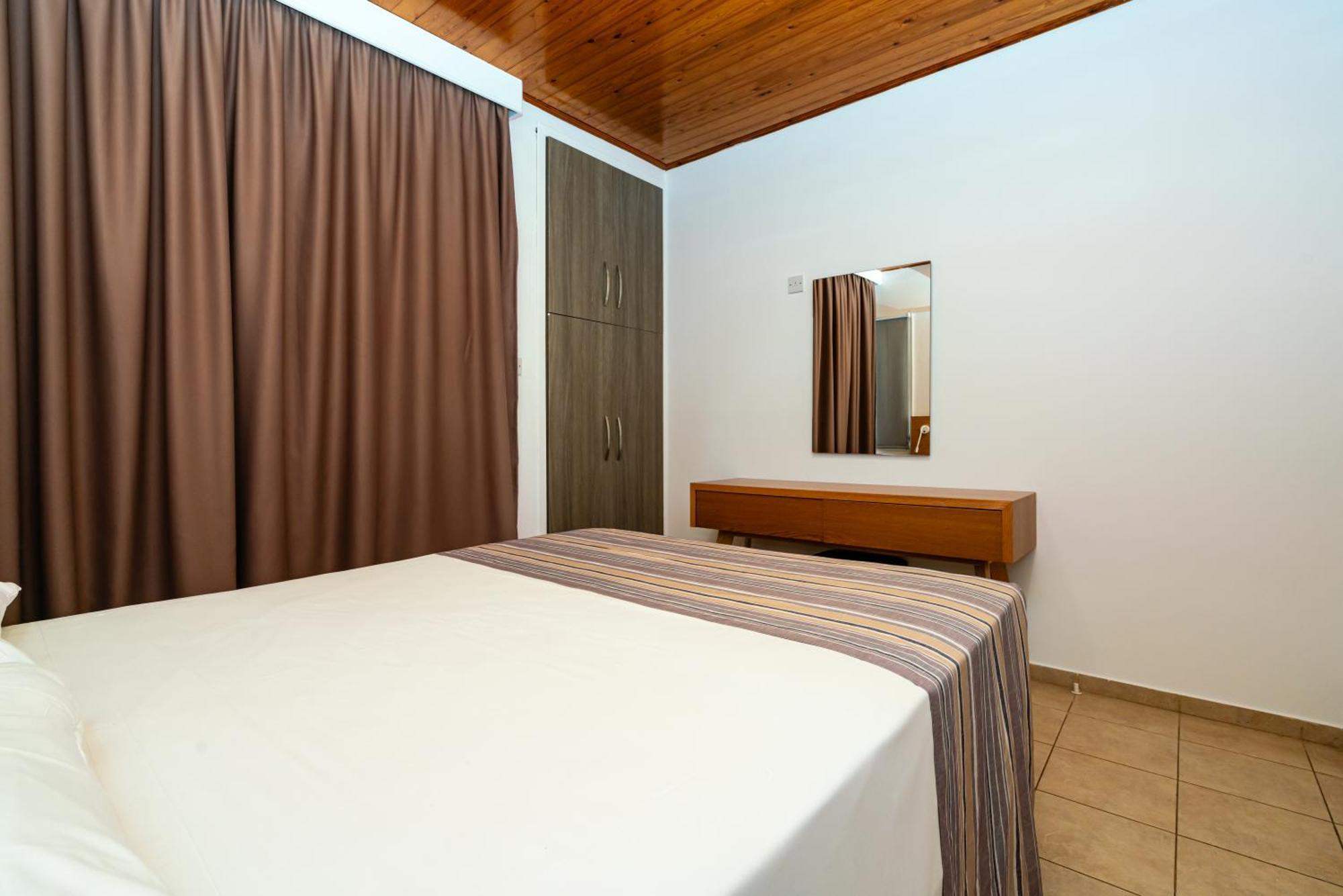 Helios Bay Hotel And Suites Klorakas Exteriör bild